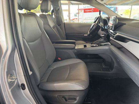 Used 2024 Toyota Sienna XLE FWD image 40
