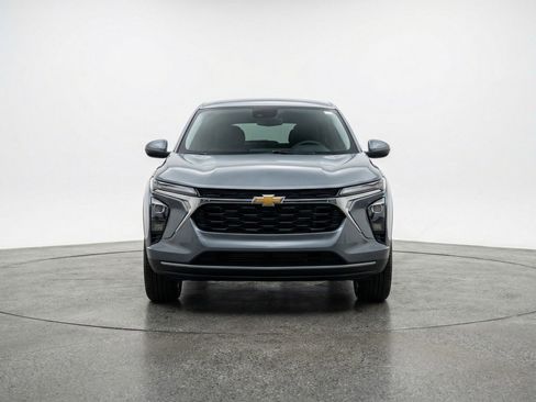 Used 2025 Chevrolet Trax LT image 2