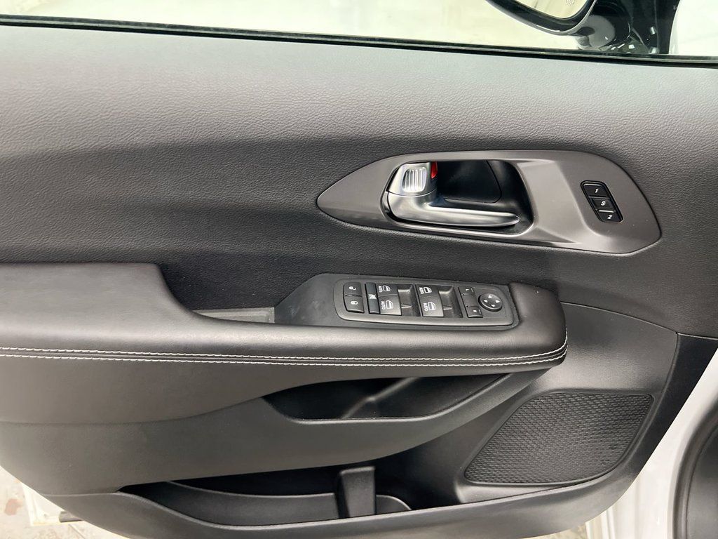 New 2026 Chrysler Pacifica Select FWD image 20