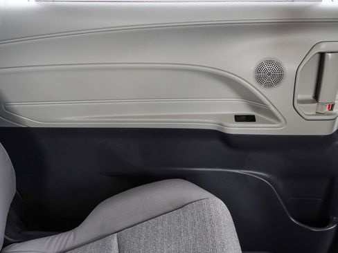 Used 2024 Toyota Sienna LE image 39