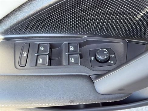 New 2025 Volkswagen Tiguan SE image 16