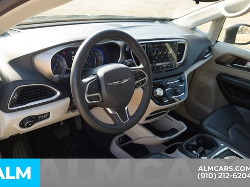 Used 2023 Chrysler Pacifica Touring-L image 6