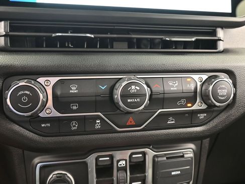 Used 2025 Jeep Gladiator Sport image 20