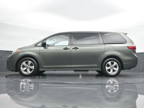Used 2020 Toyota Sienna L image 18