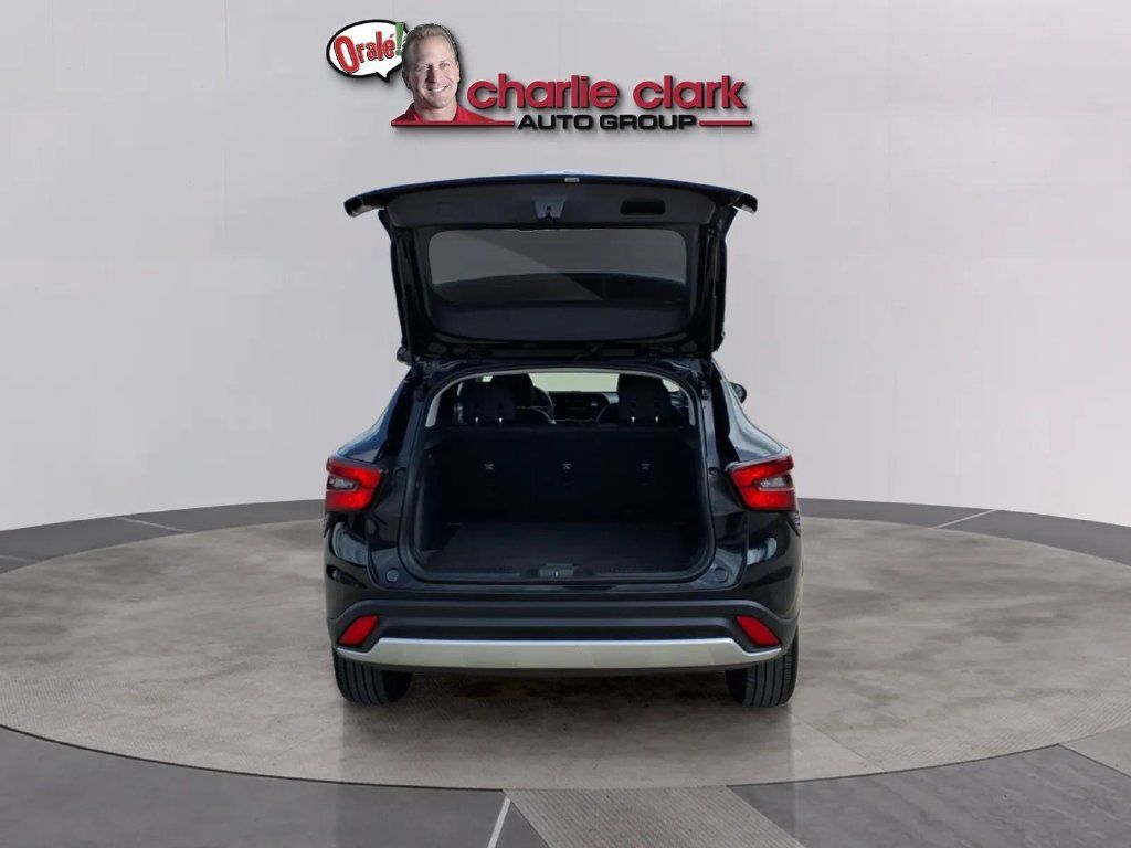 Used 2025 Chevrolet Trax LT FWD image 5
