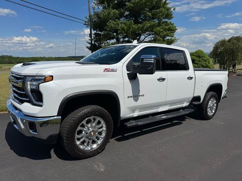 Used 2024 Chevrolet Silverado 2500 LTZ w/ LTZ Convenience Package AWD/4WD image 2
