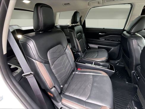 Used 2024 Nissan Pathfinder Platinum image 29