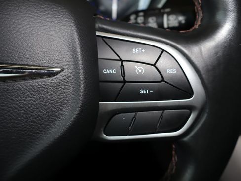 Used 2018 Chrysler Pacifica Touring-L w/ Premium Audio Group FWD image 22