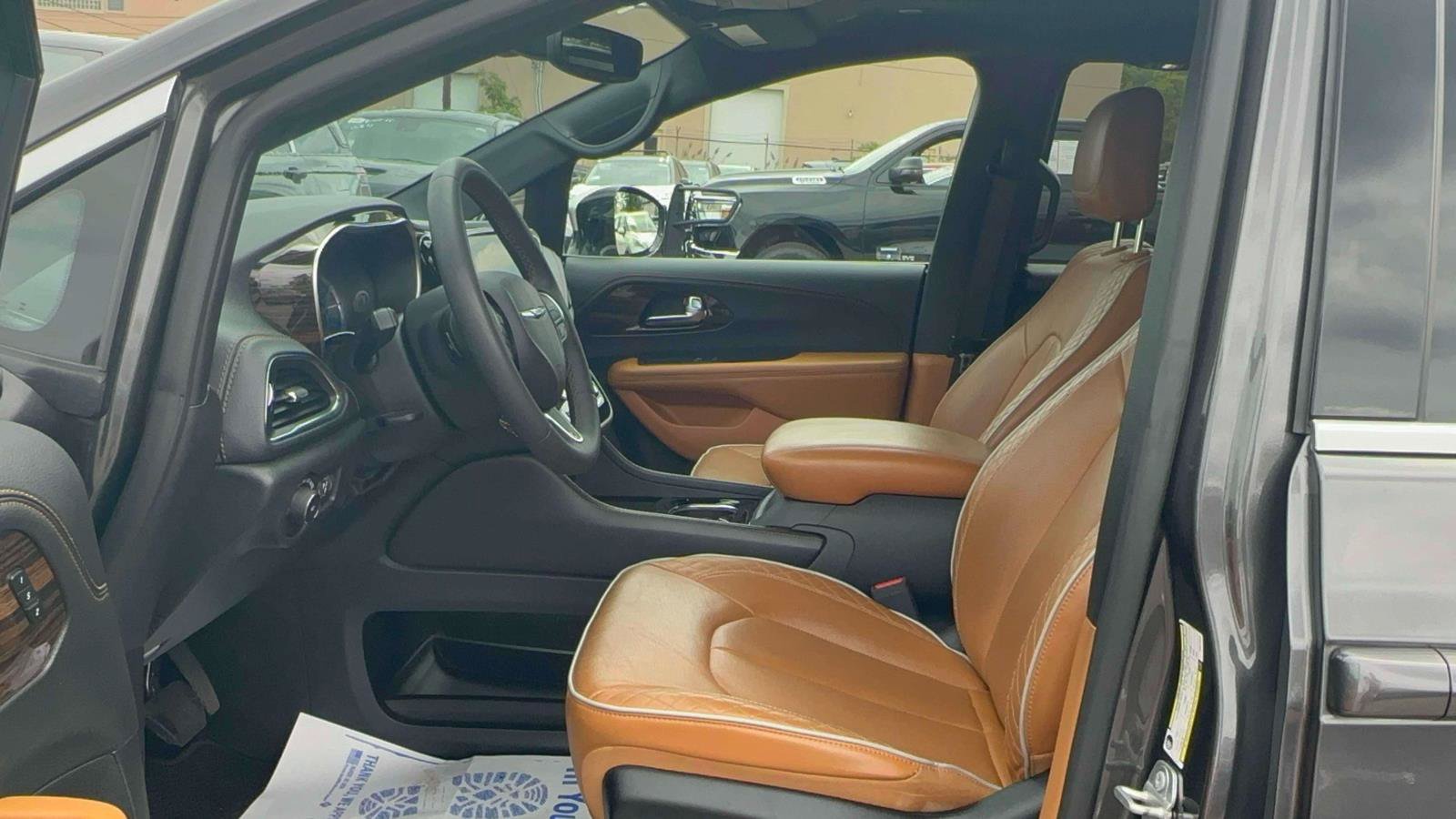 Used 2023 Chrysler Pacifica Pinnacle FWD image 14