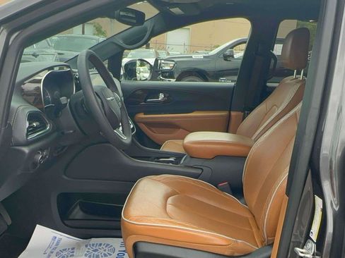 Used 2023 Chrysler Pacifica Pinnacle FWD image 14