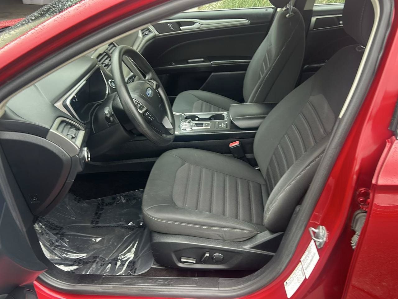 Used 2020 Ford Fusion SE FWD image 10
