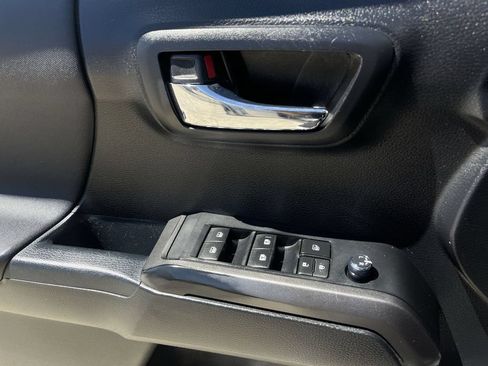 Used 2017 Toyota Tacoma TRD Off-Road AWD/4WD image 22