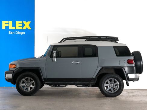 Used 2014 Toyota FJ Cruiser 4WD w/ Convenience Package image 2