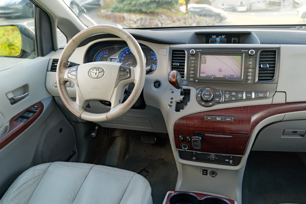 Used 2011 Toyota Sienna XLE w/ Premium Pkg FWD image 36