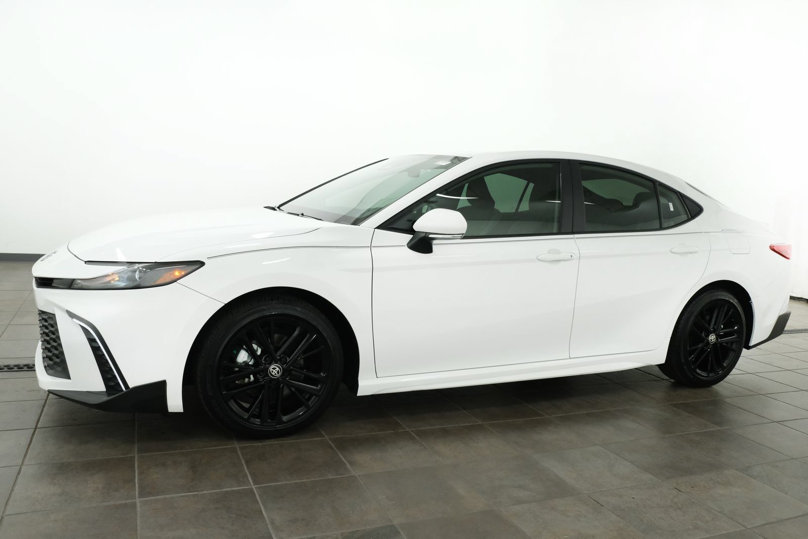 Used 2026 Toyota Camry SE w/ Convenience Package FWD image 2