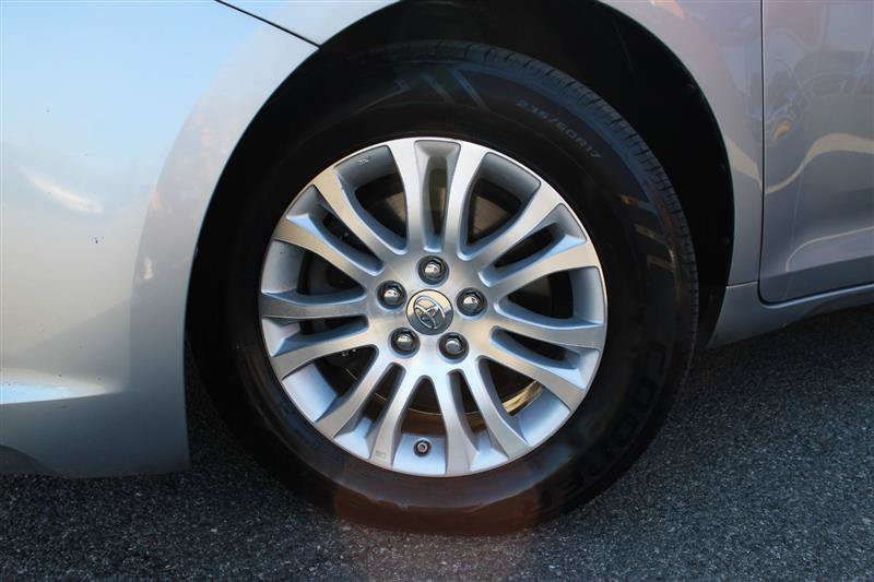 Used 2013 Toyota Sienna XLE w/ Entertainment Pkg FWD image 9