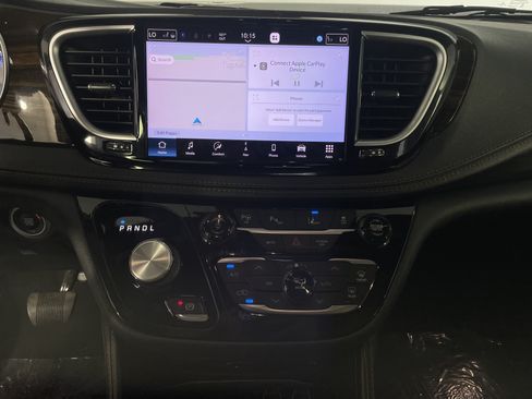 Used 2021 Chrysler Pacifica Pinnacle FWD image 19