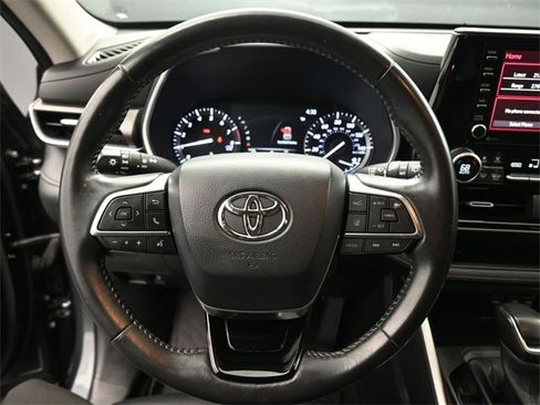 Used 2020 Toyota Highlander XLE image 21