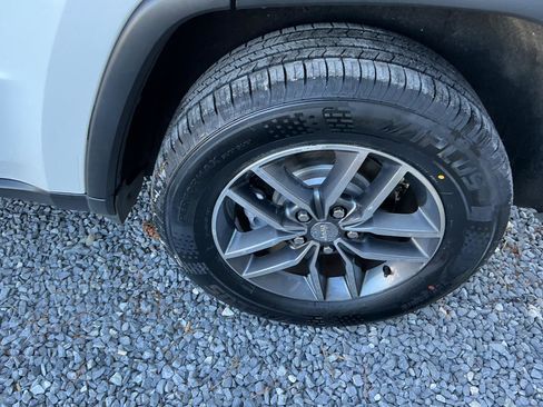 Used 2017 Jeep Grand Cherokee Limited image 28