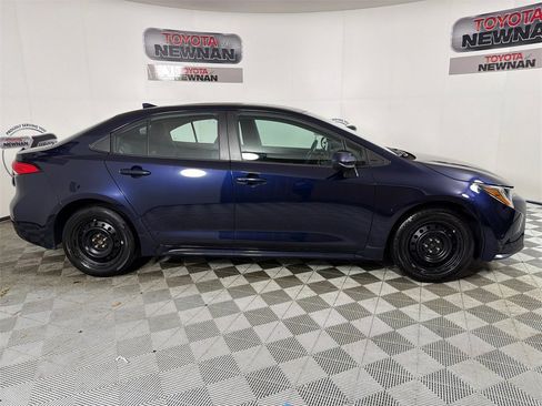 Used 2022 Toyota Corolla LE image 2