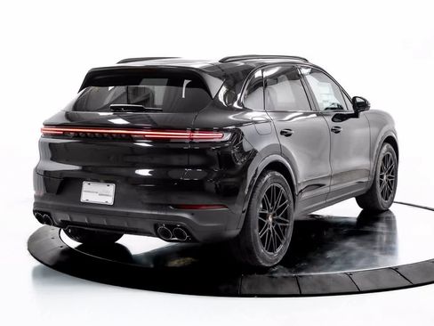 Certified 2025 Porsche Cayenne image 7