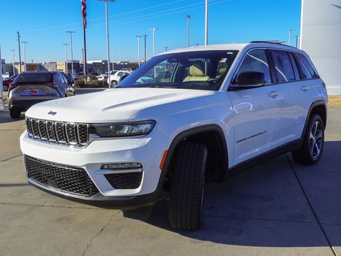 Used 2023 Jeep Grand Cherokee Limited image 4