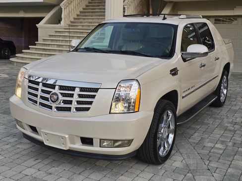 Used 2007 Cadillac Escalade EXT Base AWD 4dr Crew Cab SB w/ Information Package image 16