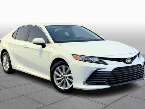 Used 2021 Toyota Camry LE image 3