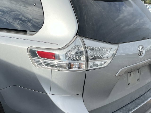 Used 2017 Toyota Sienna SE Premium FWD image 11