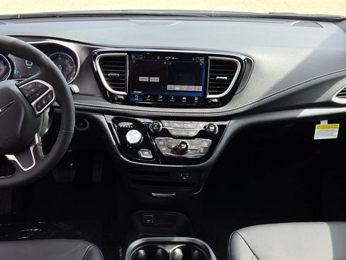 New 2026 Chrysler Pacifica Select image 21