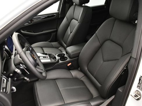 Certified 2026 Porsche Macan AWD/4WD image 41