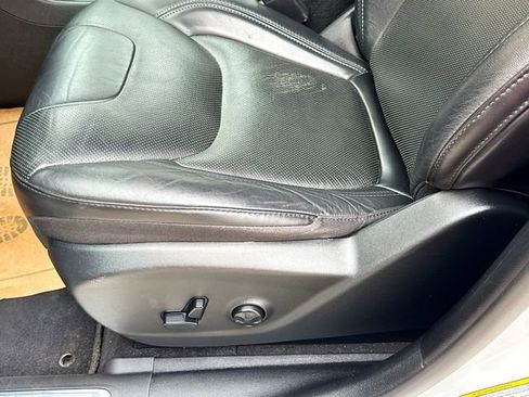 Used 2020 Jeep Cherokee Limited image 19