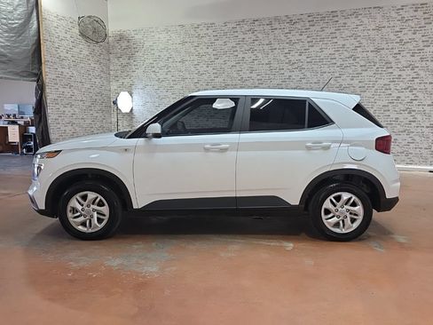 Certified 2025 Hyundai Venue SE FWD image 4