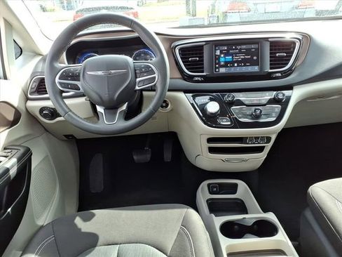 Used 2023 Chrysler Voyager LX FWD image 18