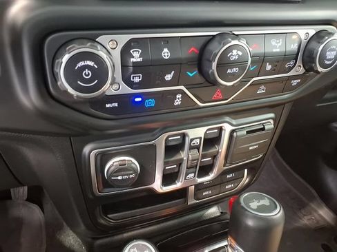 Used 2022 Jeep Wrangler Unlimited Sahara w/ Cold Weather Group AWD/4WD image 15