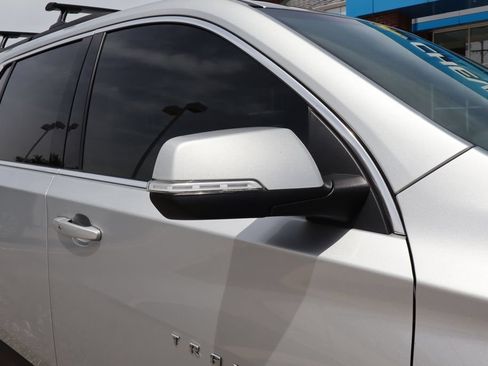 Used 2021 Chevrolet Traverse LT FWD image 2