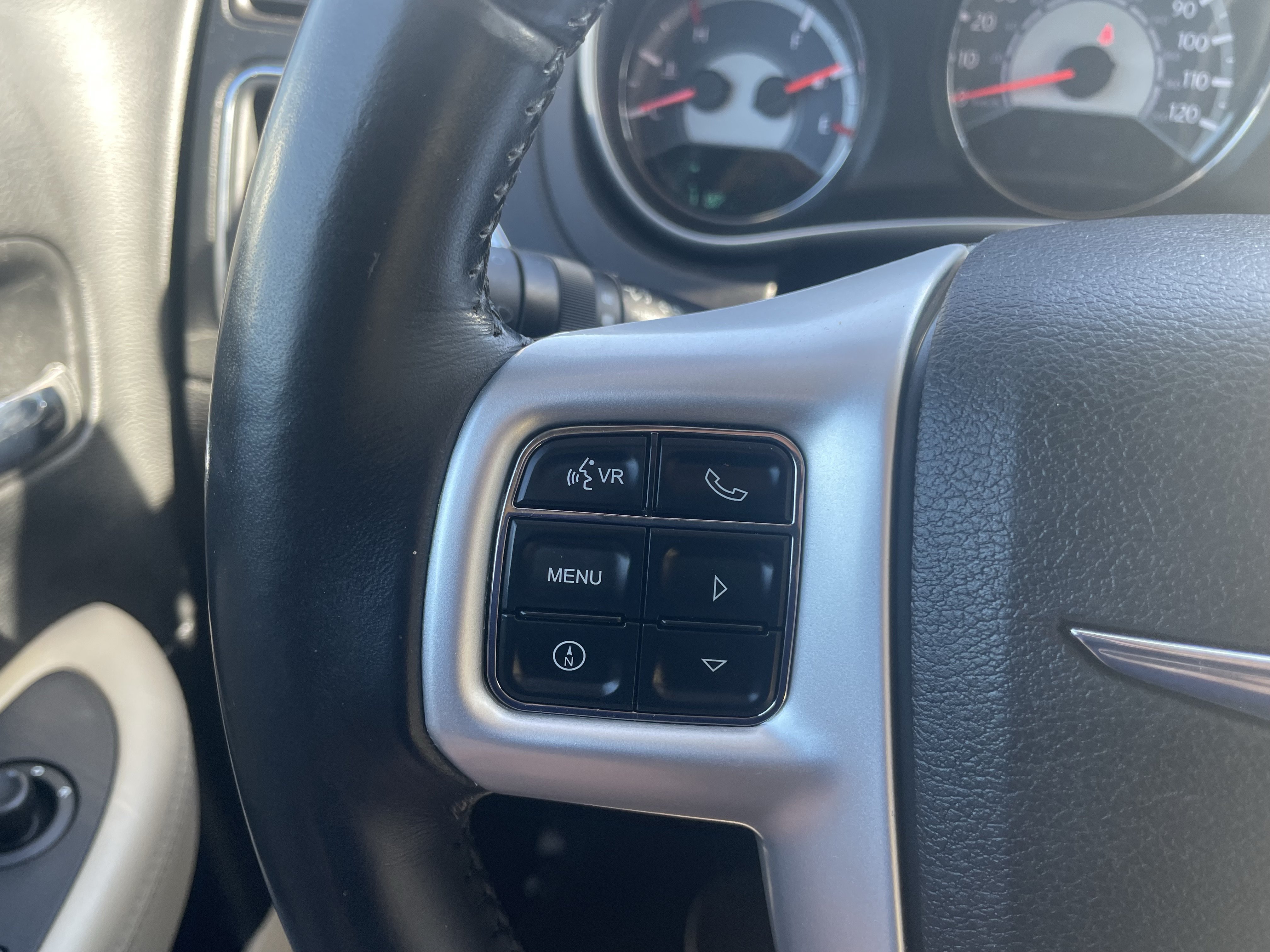 Used 2011 Chrysler 200 Limited FWD image 10