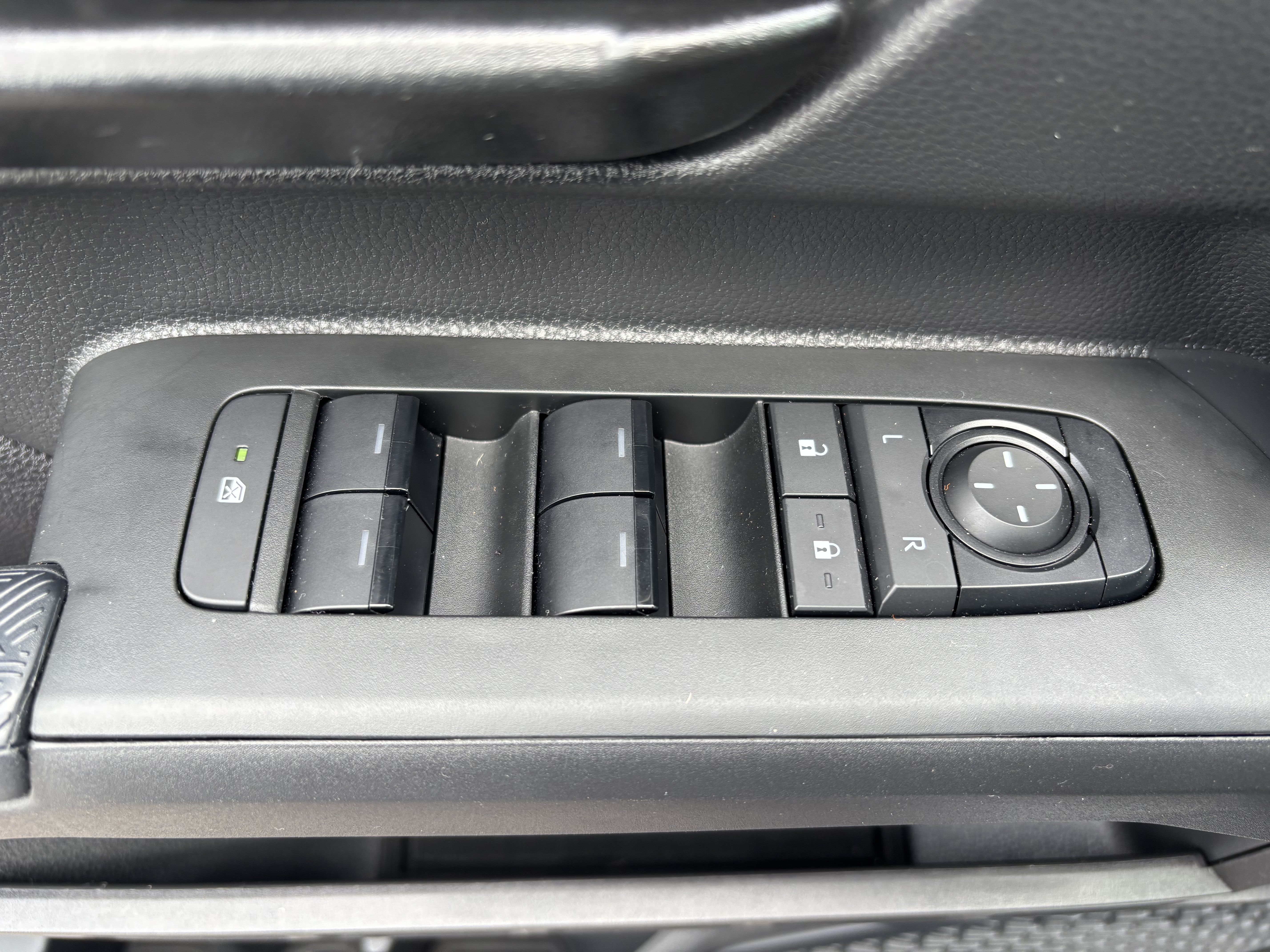 Used 2024 Toyota Tacoma SR5 AWD/4WD image 16
