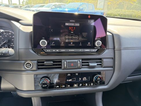 Used 2024 Nissan Pathfinder S AWD/4WD image 28