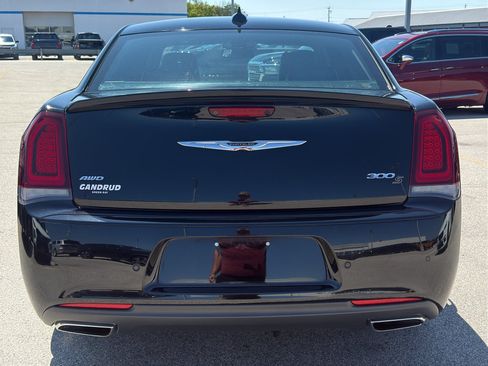 Used 2018 Chrysler 300 S w/ 300S Premium Group AWD/4WD image 7