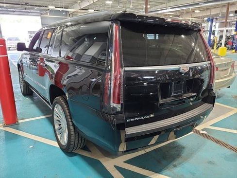 Used 2017 Cadillac Escalade ESV Platinum AWD/4WD image 4