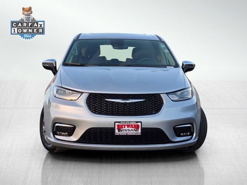 Used 2023 Chrysler Pacifica Limited FWD image 2
