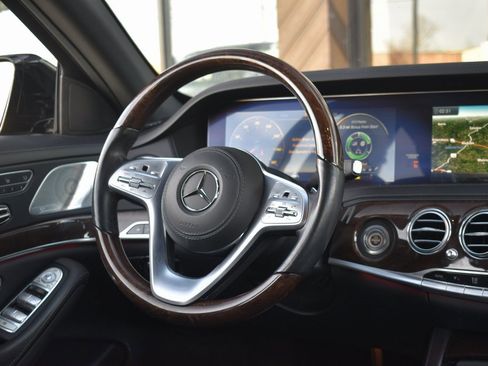 Used 2020 Mercedes-Benz S 560 4MATIC Sedan w/ Premium Package image 25