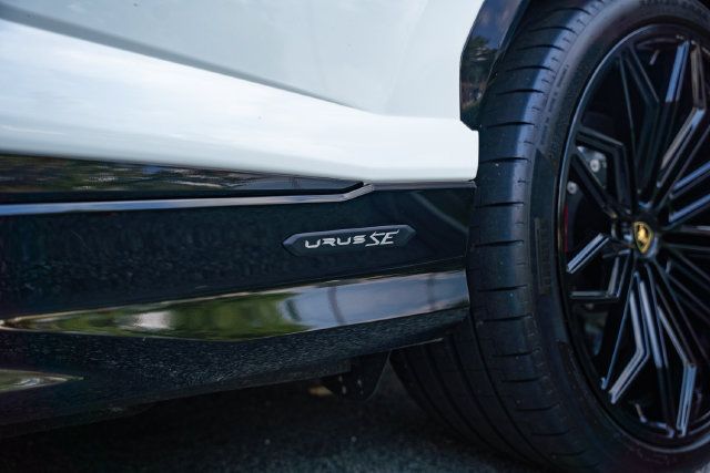 Used 2025 Lamborghini Urus SE AWD/4WD image 34