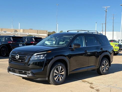 New 2025 Nissan Pathfinder SL image 5