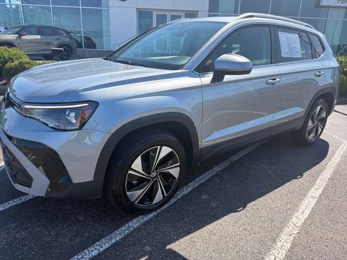 Certified 2025 Volkswagen Taos SE w/ Panoramic Sunroof Package AWD/4WD image 9
