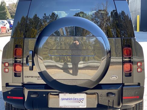 Used 2023 Land Rover Defender 130 X-Dynamic SE image 21