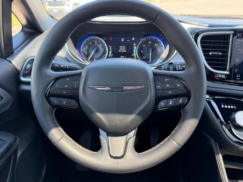 Used 2025 Chrysler Pacifica Limited FWD image 13
