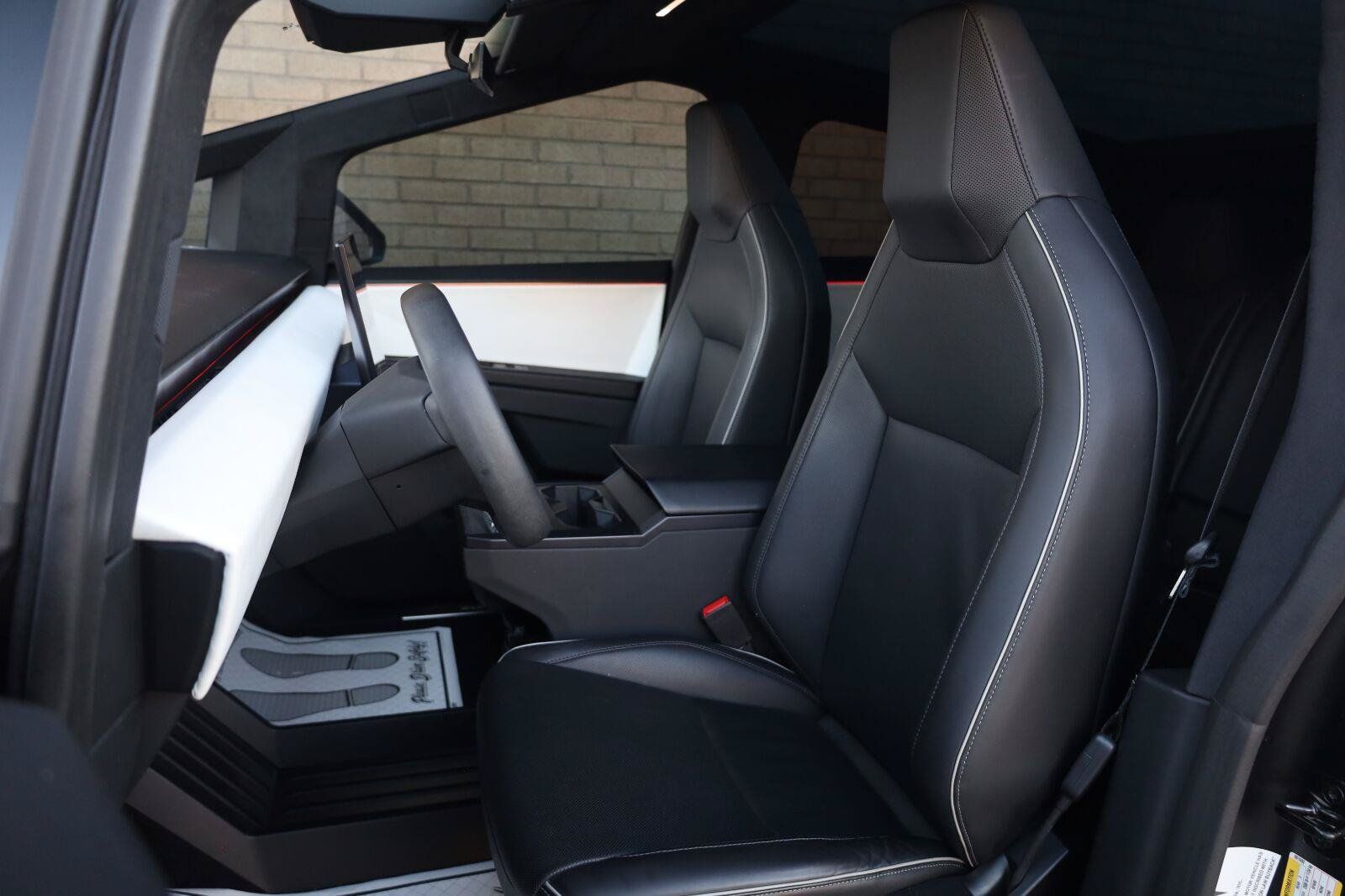Used 2024 Tesla Cybertruck AWD Crew Cab image 19