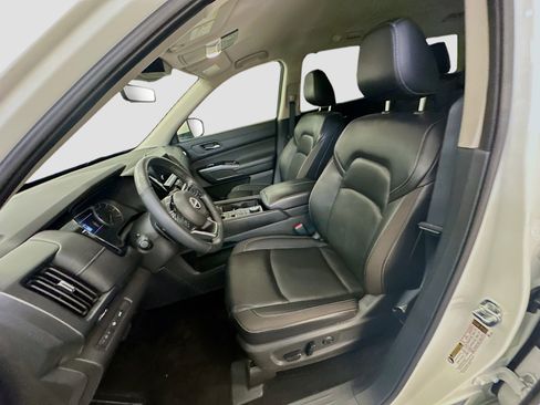 Used 2024 Nissan Pathfinder SL AWD/4WD image 13